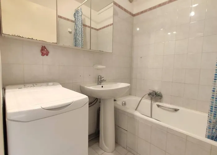 2 Pièces Avec Terrasse à 100m De La - Parking Privé, Antibes - Fr-1-252-155 *