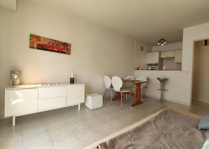 2 Pièces Avec Terrasse à 100m De La - Parking Privé, Antibes - Fr-1-252-155 * Juan-les-Pins