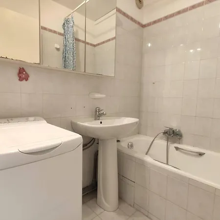 2 Pièces Avec Terrasse à 100m De La - Parking Privé, Antibes - Fr-1-252-155 *